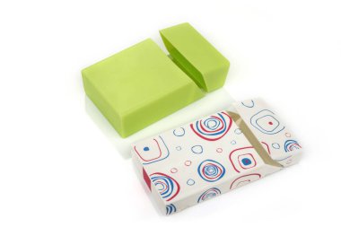 Renkli plastik bir kutuda sigara kutusu.