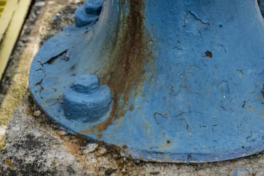 Su deposu kapakçığı kapanıyor. Paslı vintage nesne