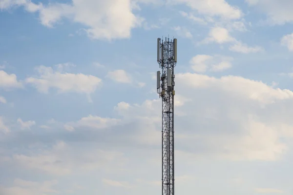 Wieża Telekomunikacyjna Niebieskim Niebem Białymi Chmurami Tła Nadajnik Przenośny — Zdjęcie stockowe