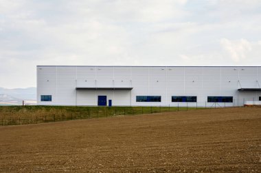 Arazide mavi gökyüzü olan tarım deposu.