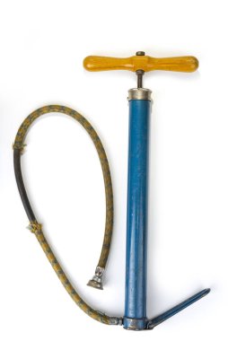 Beyaz arkaplanda retro hava pompası