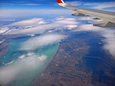 Bir kanatlı uçak penceresinden görüntüle