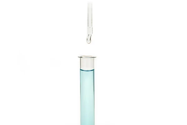 液体サンプルを用いた試験管への試薬の滴下 — ストック写真