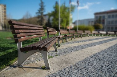 Yazın kasabada ahşap ve metal banklar