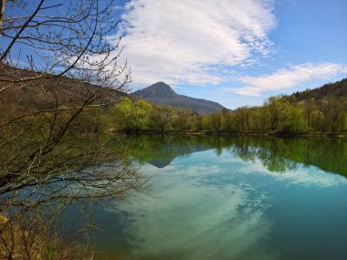 İlkbaharda göl ve dağ Gökyüzü ile