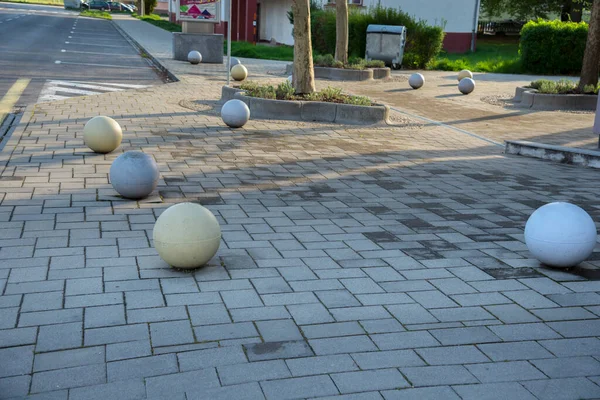 住宅区的混凝土球作为停车屏障 — 图库照片