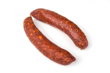 Beyaz üzerinde ev yapımı füme sosis.
