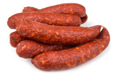 Beyaz üzerinde ev yapımı füme sosis.