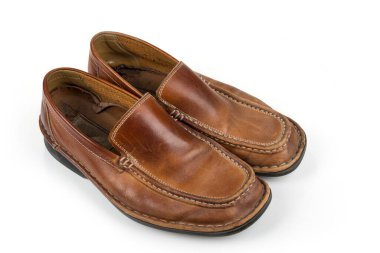 Beyaz arka planda yırtık deri ayakkabılar.