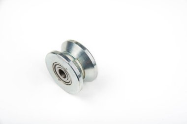 Ağır görev sürgülü tekerlek beyaz bir yatağın üzerinde