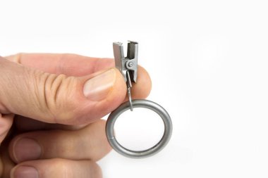 Beyaz arkaplanda kırpıcı ile metal perde halkası