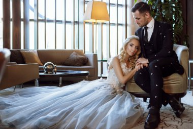 mutlu genç çift düğün, gelin ve damat ihale fotoğrafı seviyorum