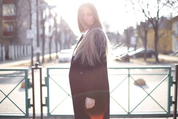 Солнечный портрет красивой светловолосой девушки славянской внешности. длинные волосы, солнечный свет — стоковое фото