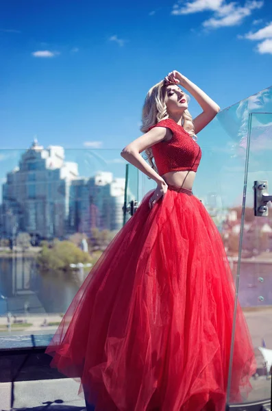 bir kırmızı yemyeşil bir binanın çatı güzel genç kız elbise