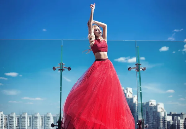 Bir kırmızı yemyeşil bir binanın çatı güzel genç kız elbise — Stok fotoğraf
