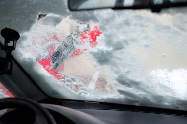 karla kaplı pencere bir kar yağışı sonra