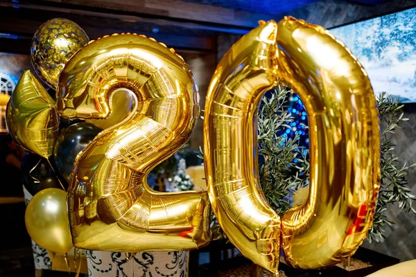 tatil top numarası 20. doğum günü için parlak altın takı