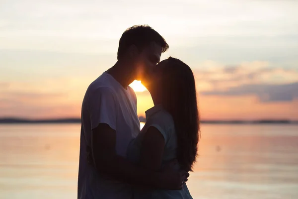 Loving couple kissing at sunset. love in the sun. Valentine's day in nature — Stock Photo, Image