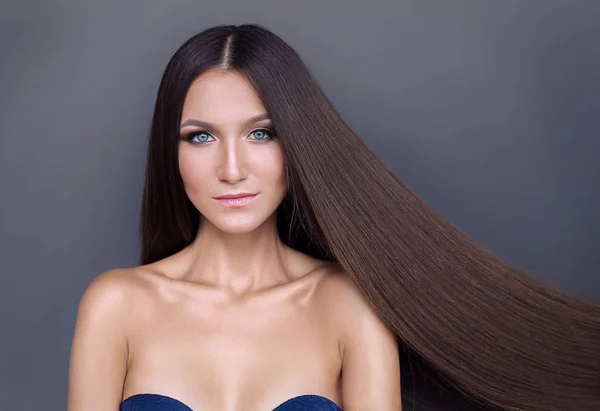 parlak uzun saçlı güzel kız. su kuyusu-damat sarı saçlı