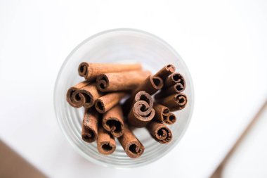 Bütün tarçın bir kavanoza beyaz arka plan üzerinde. bir cam bükülmüş tarçın