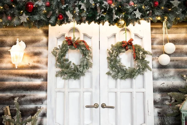 Новорічні двері з різдвяними вінками. прикраси для інтер'єру з ялинки — стокове фото