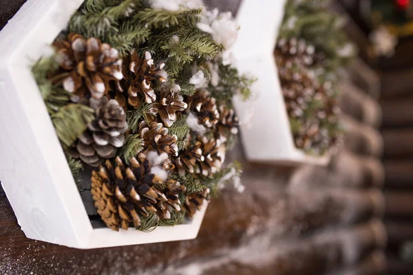 Yeni yıl kompozisyon. güzel koniler ve Noel süsler. Festival iç unsurları