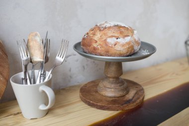 sepetin içinde ekmek. somun ve baget mutfakta tozu ile ev yapımı hamur işleri. lezzetli Unlu Mamüller