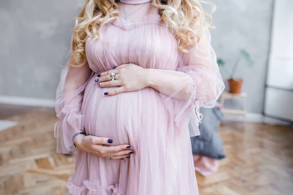 Delikatne zdjęcie brzuch dziewczyny w ciąży. spodziewa się dziecka, przygotowanie do porodu — Zdjęcie stockowe