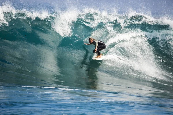 Sportowiec surfing szkolenia — Zdjęcie stockowe