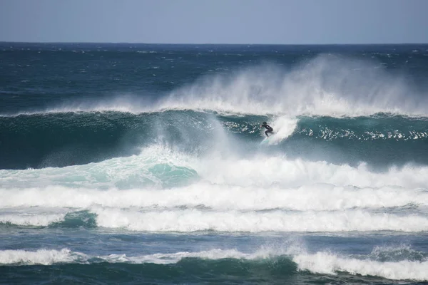 Серфер у великій хвилі — стокове фото