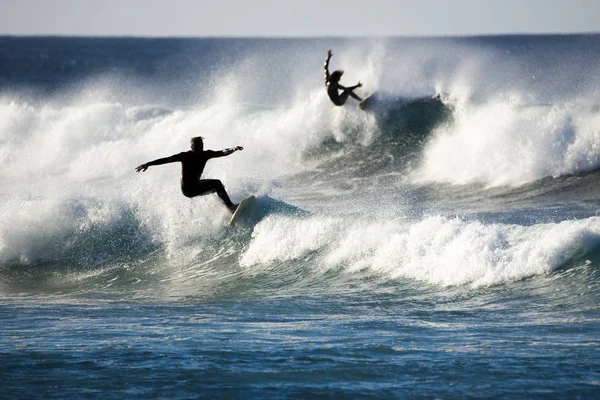 Sziluett szörfösök — Stock Fotó