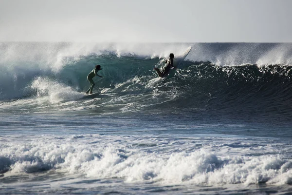 Surfers and big waves — Stock Photo, Image