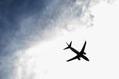 Gökyüzünde bulutlu bir uçak
