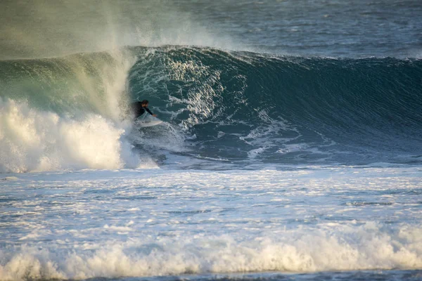 2018-02-28: corralejo fuerteventura - sesión de entrenamiento de atleta de surf —  Fotos de Stock