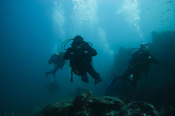 Silhueta de mergulhador no recife — Fotografia de Stock