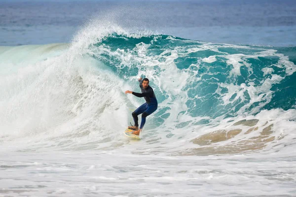 Fuerteventura - 2017.04.10: surfista durante uma sessão de treino de inverno — Fotografia de Stock