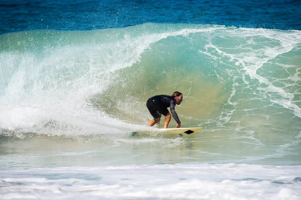 Fuerteventura - 2017.04.10: surfer selama sesi pelatihan musim dingin — Stok Foto