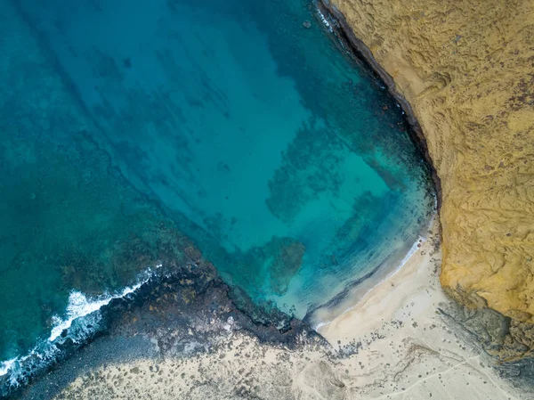 人けのないビーチとリーフの航空写真 — ストック写真