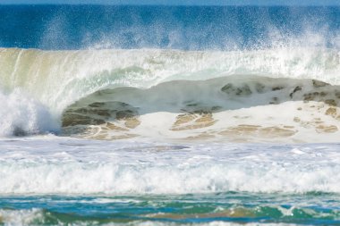 Sahilde tatili büyük dalga