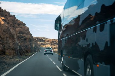 Araçlar parktaki dağ yolunda seyahat ediyor.