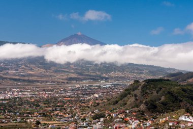 Volkan Teide ve San Cristobal de La Laguna şehri manzarası