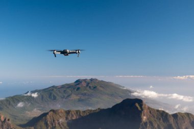 Dağ manzarasında uçan bir dron