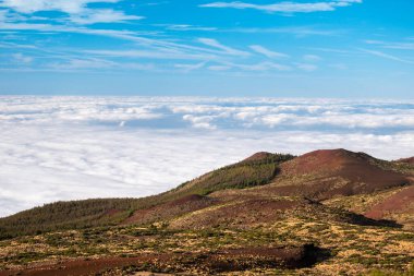 Tenerife 'deki Teide volkanı zirvesinin altındaki bulutlar denizi