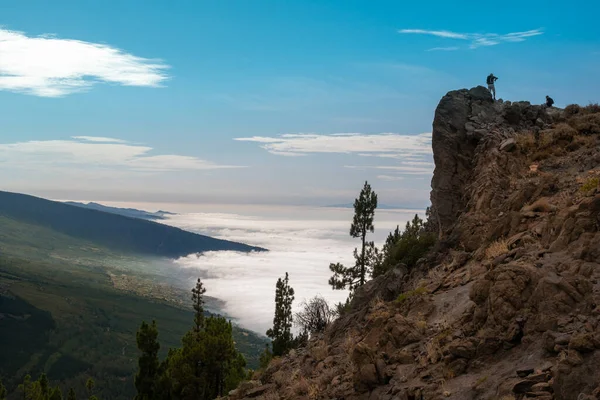 Caminhantes do topo olhar para a paisagem — Fotografia de Stock