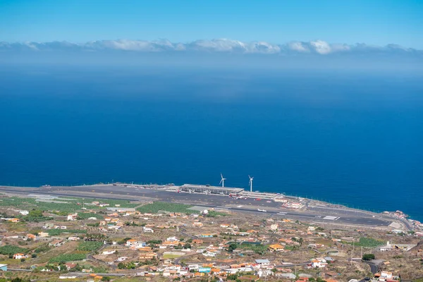 Utsikt från ovan över La Palma flygplats — Stockfoto