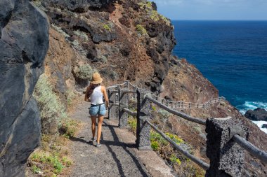 Genç aktif kadın yolda yürüyor