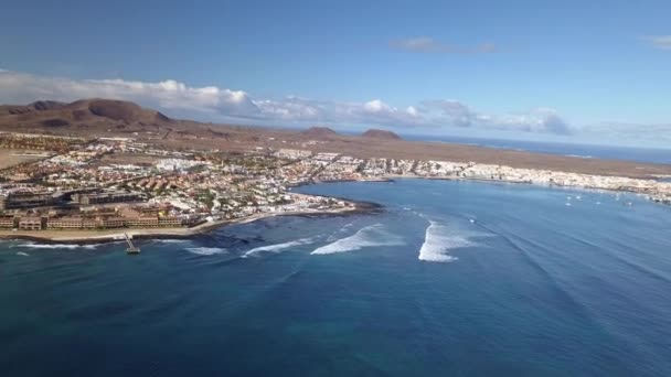 Luchtfoto van golven die neerstorten op de baai van corralejo, fuerteventura — Stockvideo