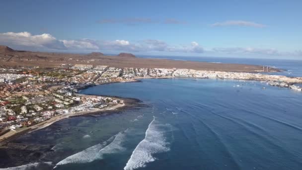 Légi felvétel a hullámok lezuhan az öbölben corralejo, fuerteventura — Stock videók