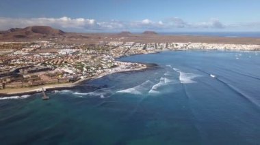 Corralejo körfezine çarpan dalgaların hava görüntüsü, fuerteventura