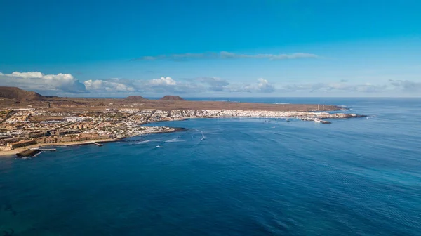 Antenn utsikt över vågor kraschar på bukten i corralejo, fuerteventura — Stockfoto